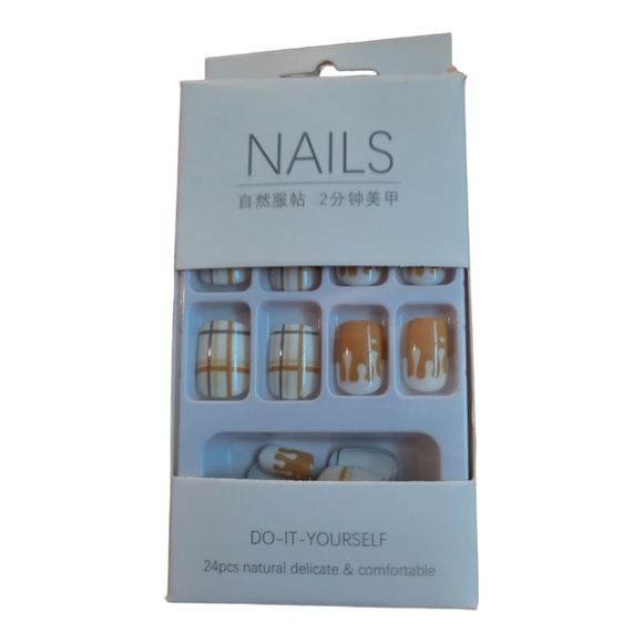 NAILS DO-IT-YOURSELF - Picture 1 of 3